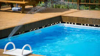 Piscine hors-sol en bois : une option élégante pour votre jardin !