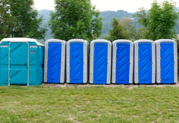 Pourquoi opter pour la location de toilettes mobiles sur un chantier ?